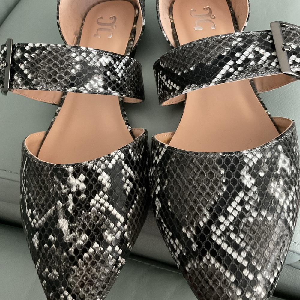 Journee Collection  Shoe animal print - black, gray and white Size 11  NWOB